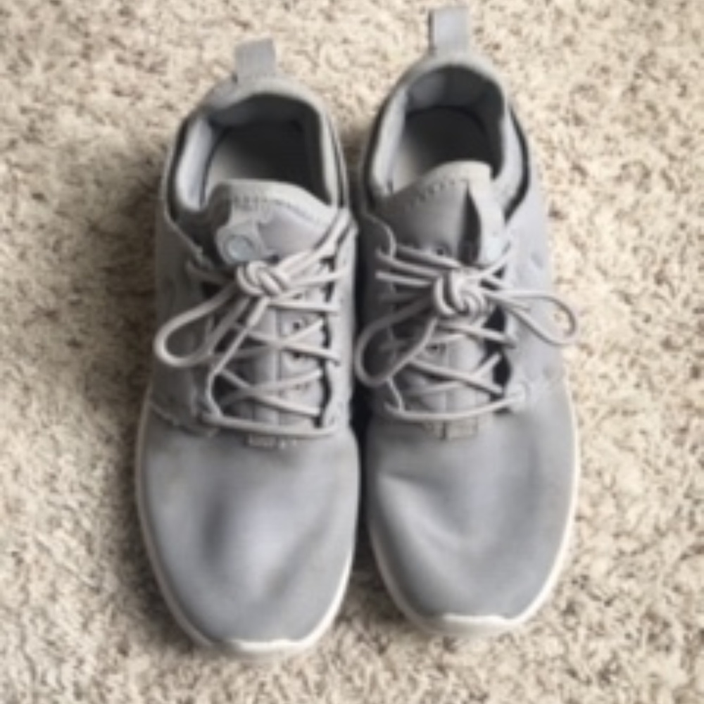 womens grey NIKE ROSHE size 6